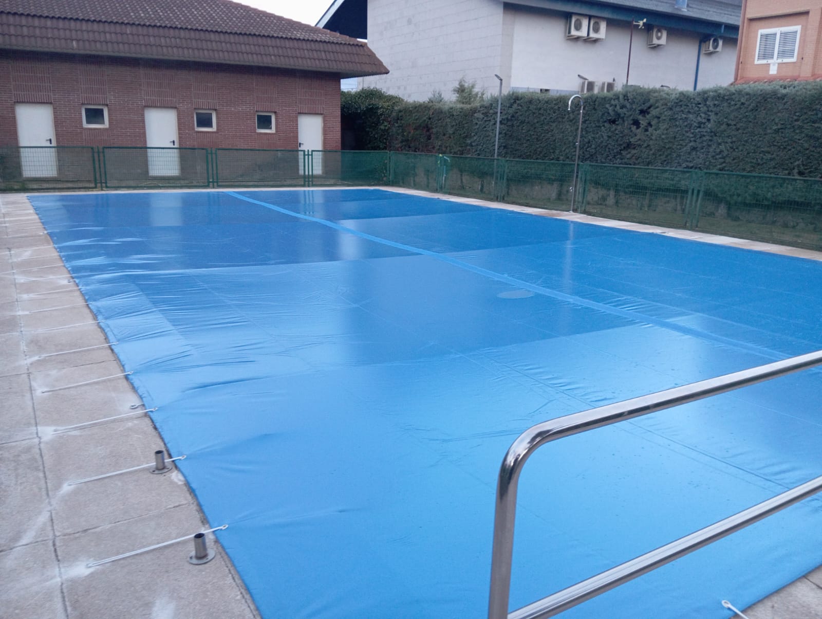 Piscina con agua limpia tras mantenimiento